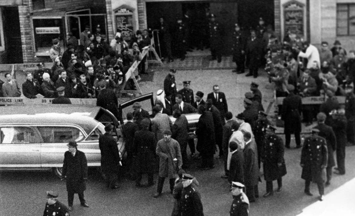 Fotografía de archivo fechada el 27 de febrero de 1965 donde se observa el féretro con los restos mortales de Malcolm X siendo trasladado al cementerio de Ferncliff en Nueva York.