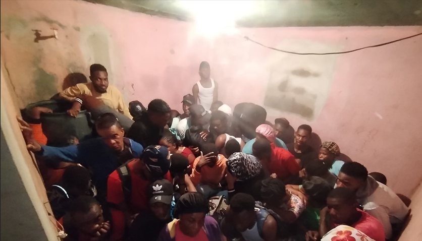 Ejército y Migración intervienen hotel en Montecristi con 83 nacionales haitianos indocumentados