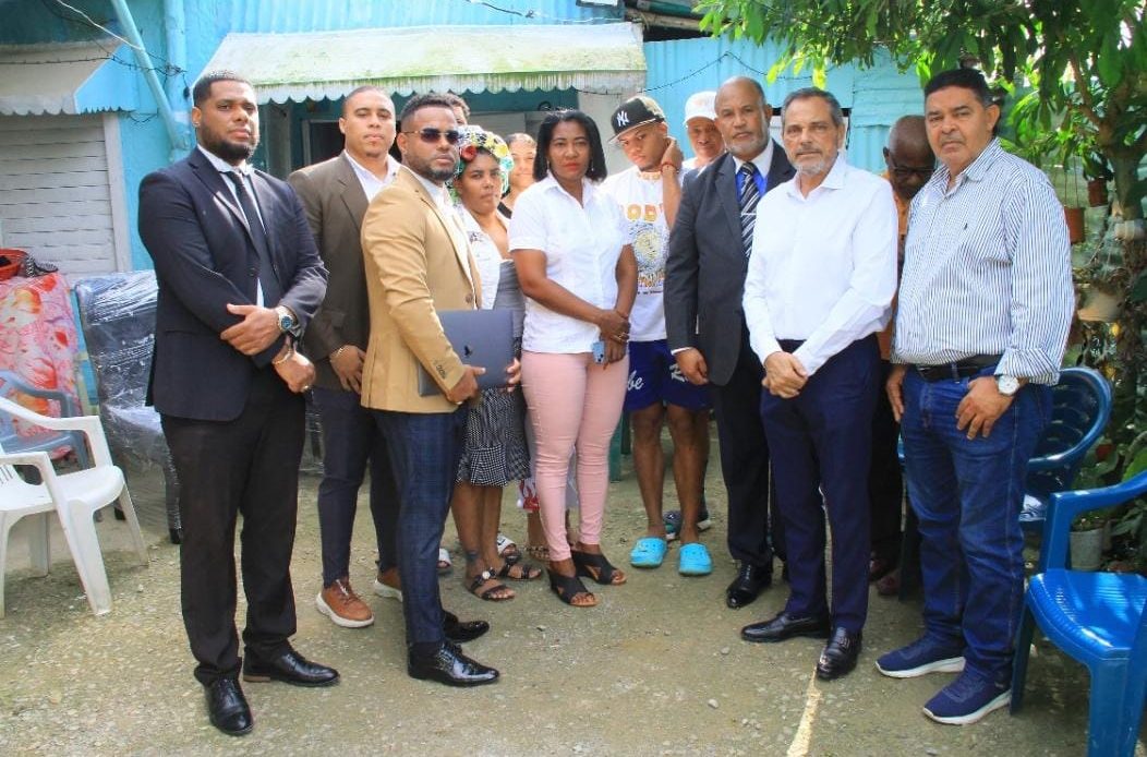 Comisionado Noboa visita familiares del prospecto de béisbol fallecido