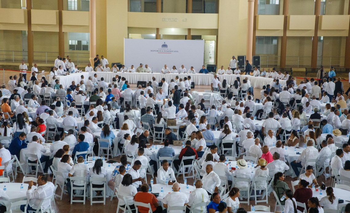 Luis Abinader con comunitarios en Nagua