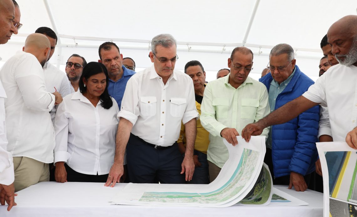 Luis Abinader supervisa malecón de Nagua