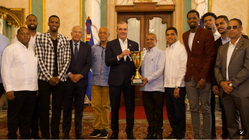 Presidente Abinader recibe al club Mauricio Báez, campeón del TBS del DN