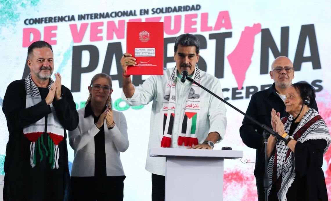 Maduro presentando documento firmado