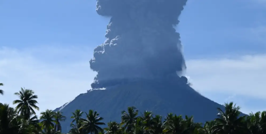 Erupción de volcán en el este de Indonesia deja 10 muertos