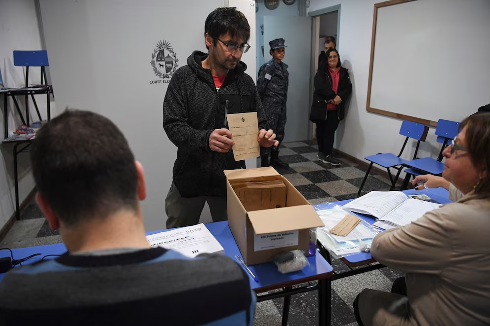 Segunda vuelta en Uruguay: pasado el mediodía, ya votó cerca del 45% del padrón