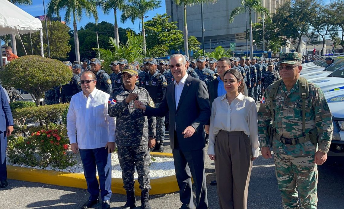 Abinader encabeza integración de agentes policiales en operativo "Navidad con garantía de paz"