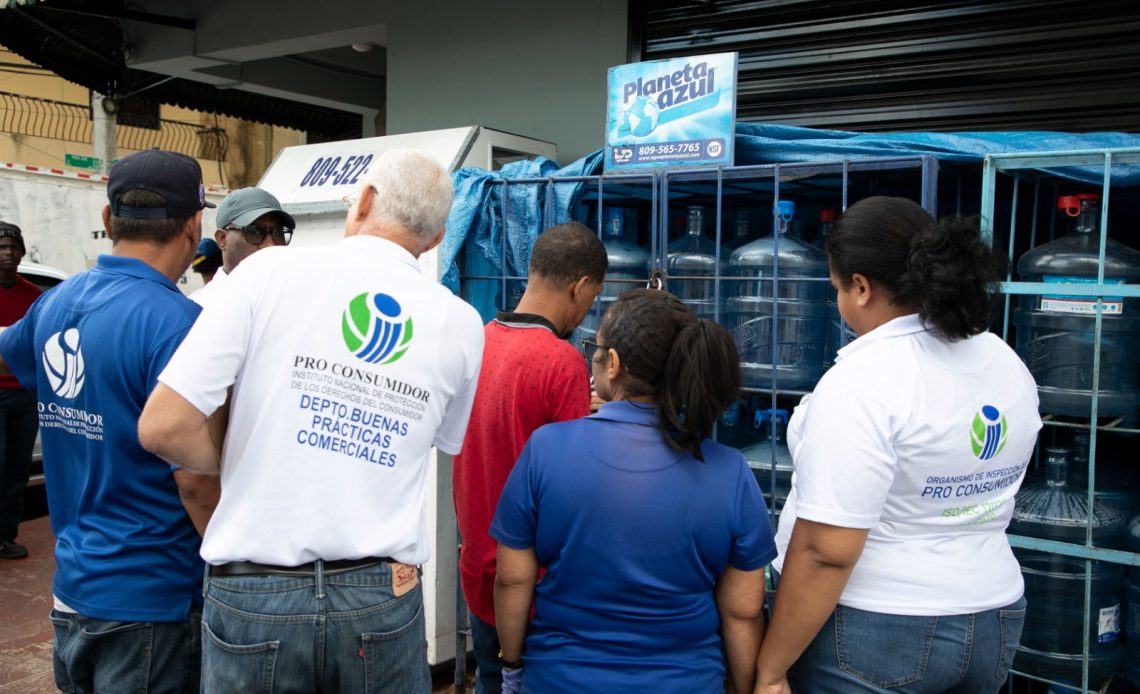 Pro Consumidor decomisa cientos de botellones de agua que estaban expuestos a los rayos del sol