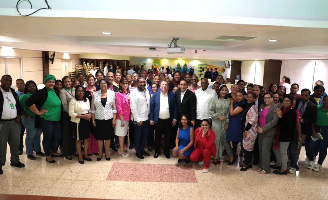 Cooperativa de maestros realiza jornada de salud con el doctor Cruz Jiminián