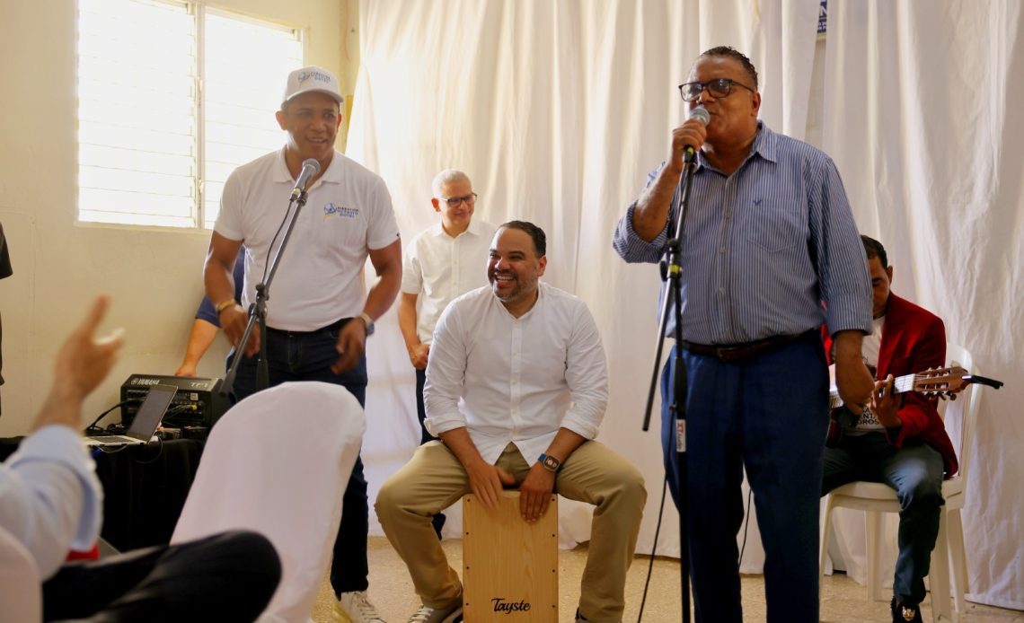 Defensor del Publo fiestas navideñas a internas de Baní