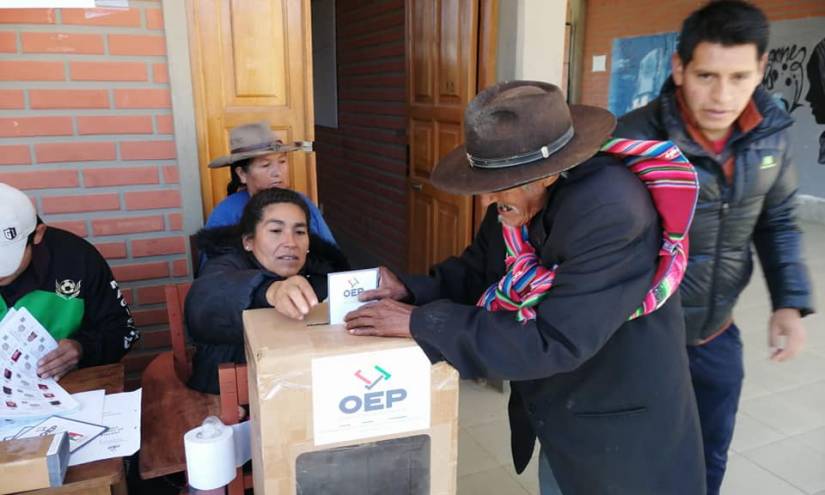 Elecciones en Bolivia; hay multas a los que no voten