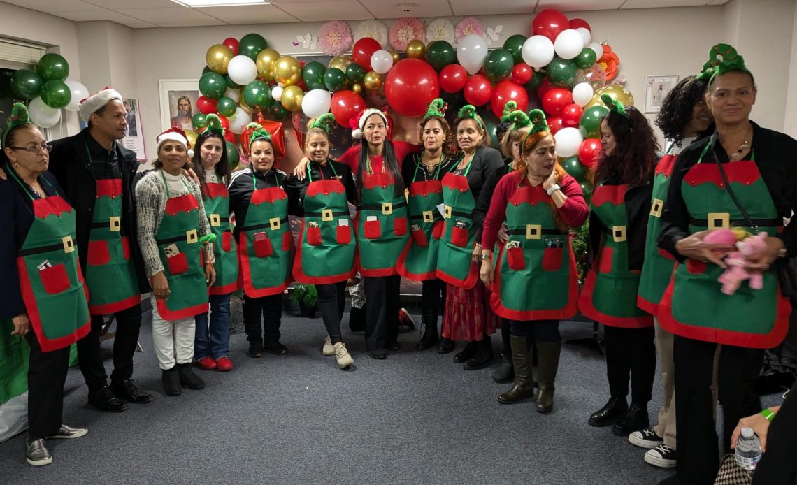 Fundación realiza entrega de juguetes a niños en Newark