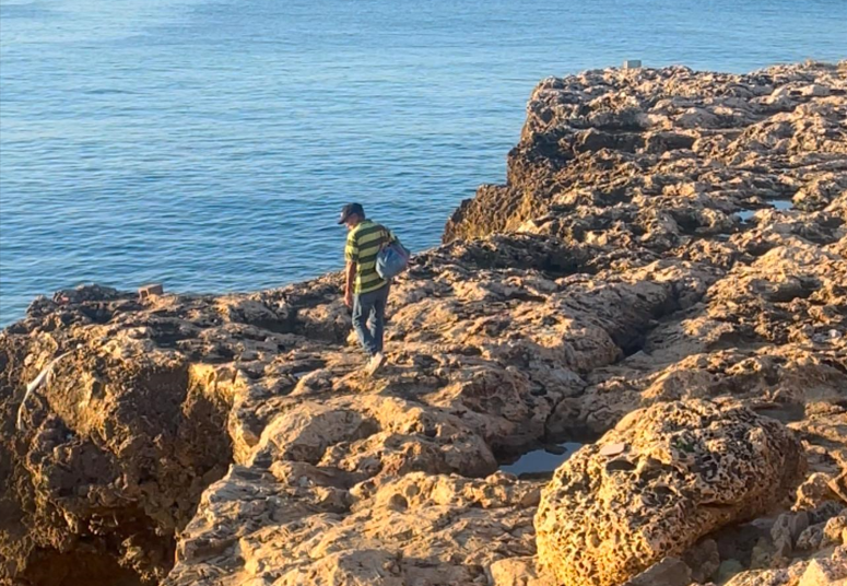 ¡Insólito! En busca de oro y plata, hombre arriesga su vida buceando frente arrecifes del Malecón de SD