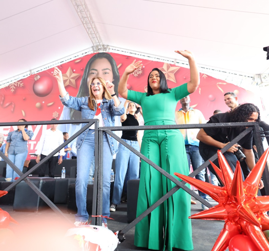 Diputada Leyvi Bautista realiza fiesta navideña en SDO; Carolina Mejía pondera actividad