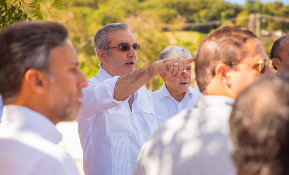 Presidente Luis Abinader supervisa obras en Barahona