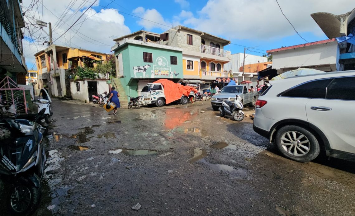 Comerciantes en el mercado municipal de Santa Bárbara de Samaná denuncian peligra un edificio de mas de 30 locales comerciales por la gran cantidad de agua que emana de un río que penetra a sus negocios.