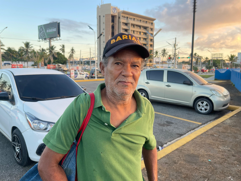 ‘Metalito’, tiene más de 60 años buceando frente al Malecón SD en busca de oro y plata