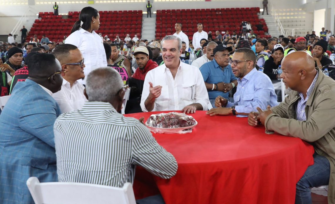 Abinader r sostiene almuerzo navideño con cientos de motoconchistas