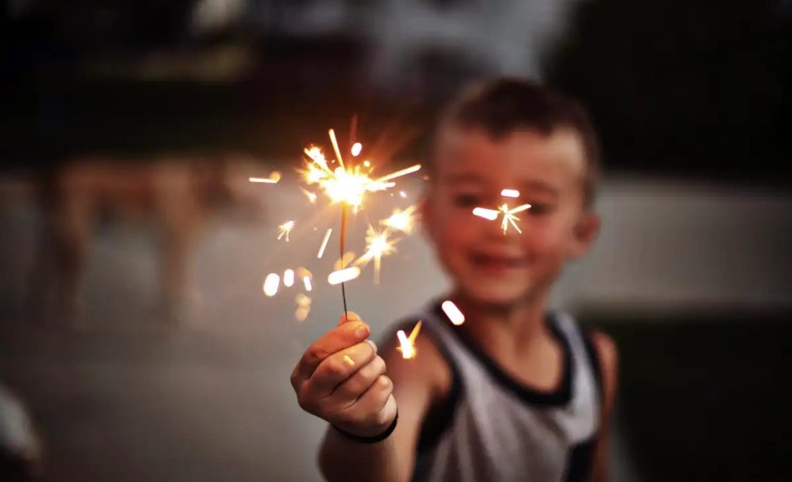 Niños fuegos artificiales