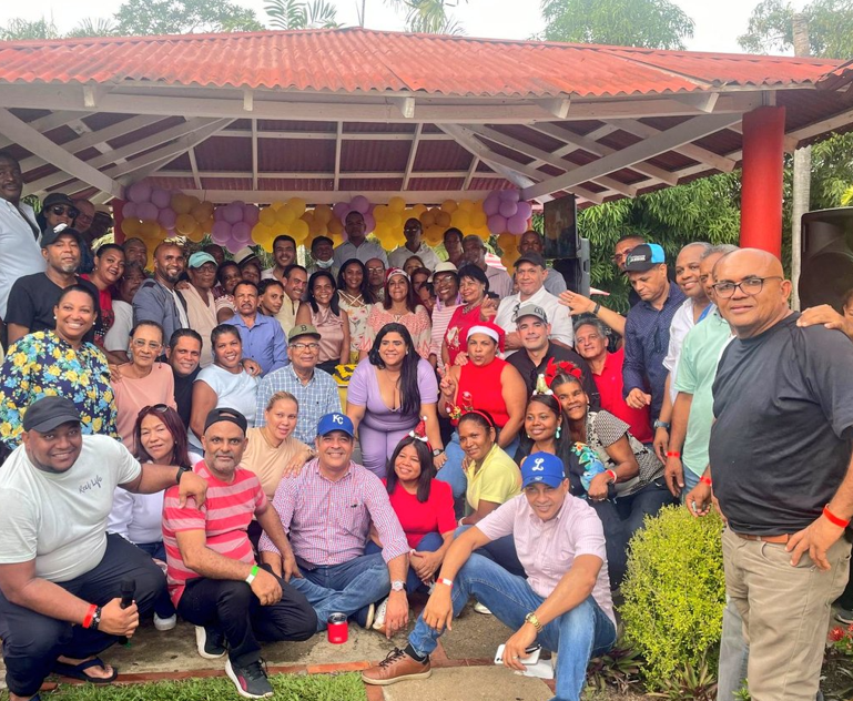 Peledeístas de Santo Domingo Oeste celebran fiesta de confraternidad navideña y 51 aniversario del PLD, con reconocimientos y actividades integradoras.