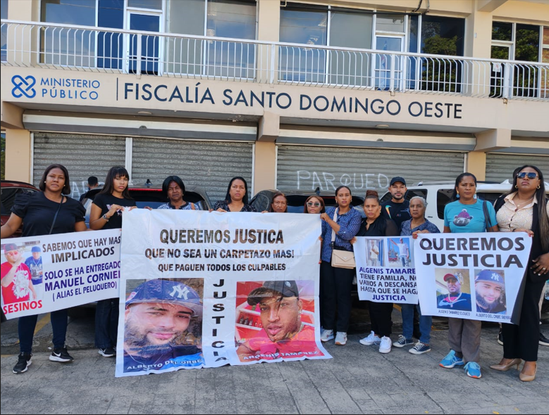 Familiares de dos personas asesinadas en SDO exigen justicia