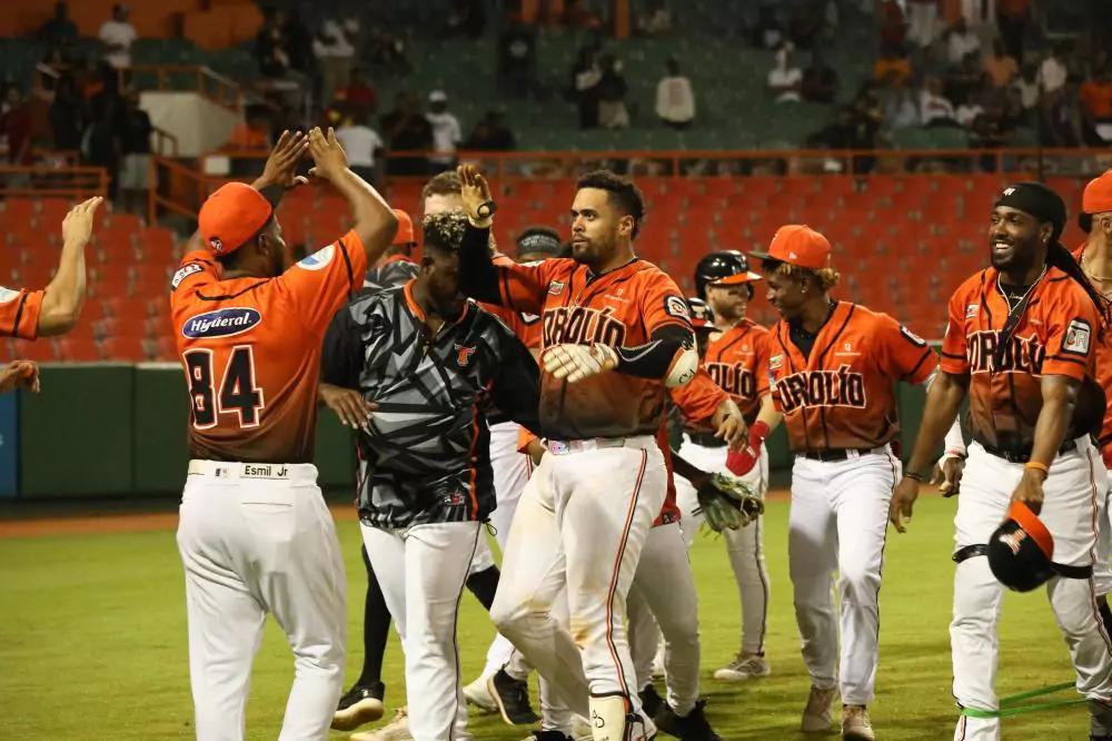 Toros se acercan a las Águilas con grand slam de Francisco Peña