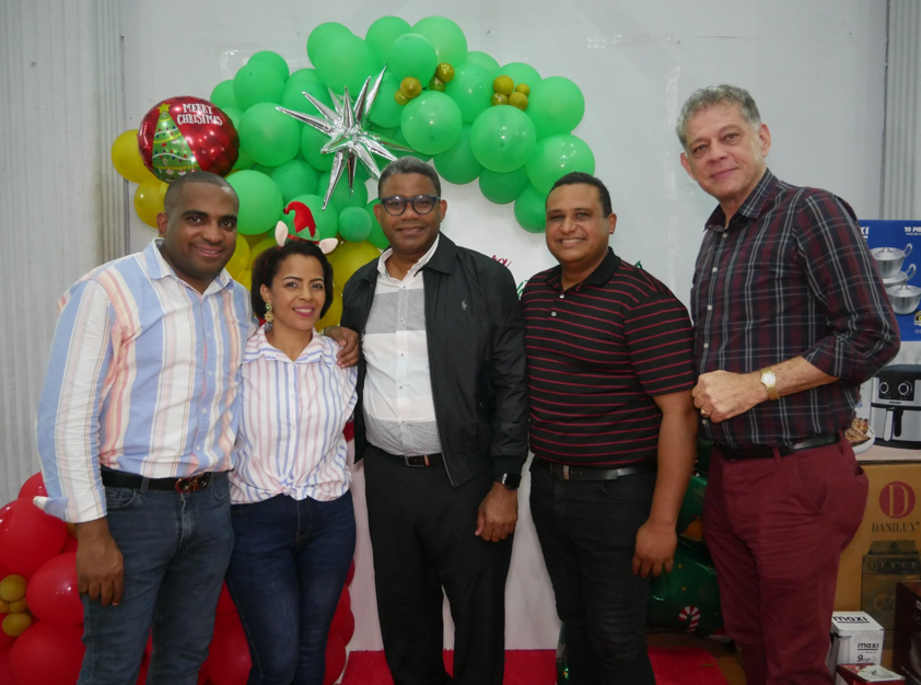 Integrantes del Movimiento Universitario Provincia Santo Domingo durante el encuentro navideño.