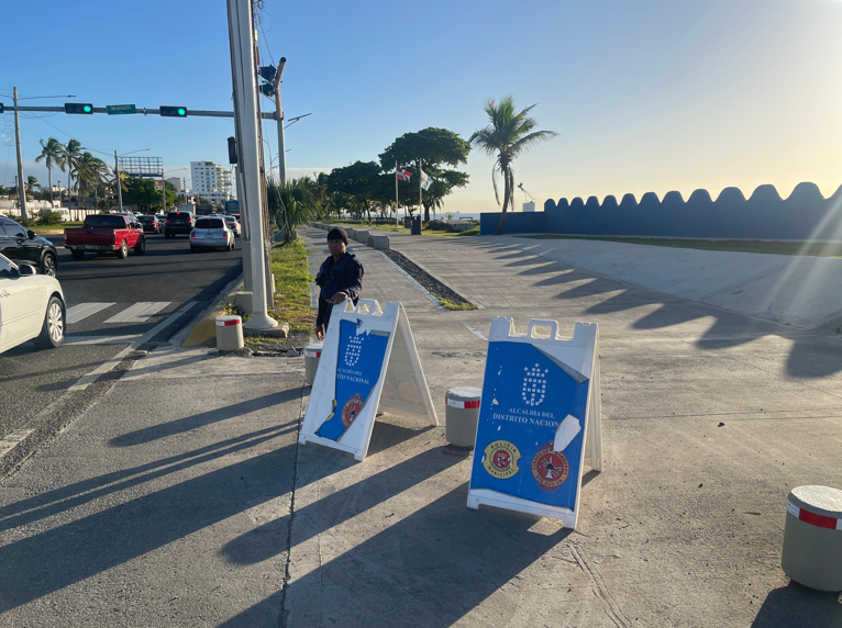 A pesar de vallas instaladas por ADN en el Malecón, motoristas andan por las aceras