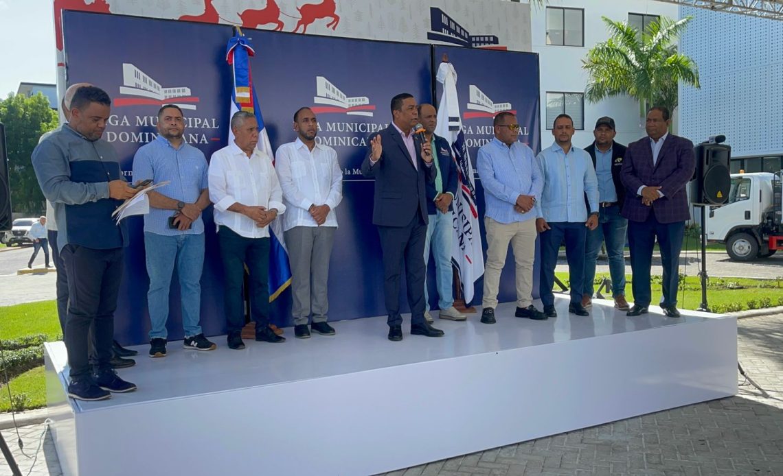 Liga Municipal apoya adquisición de flotilla de once camiones compactadores para los gobiernos locales