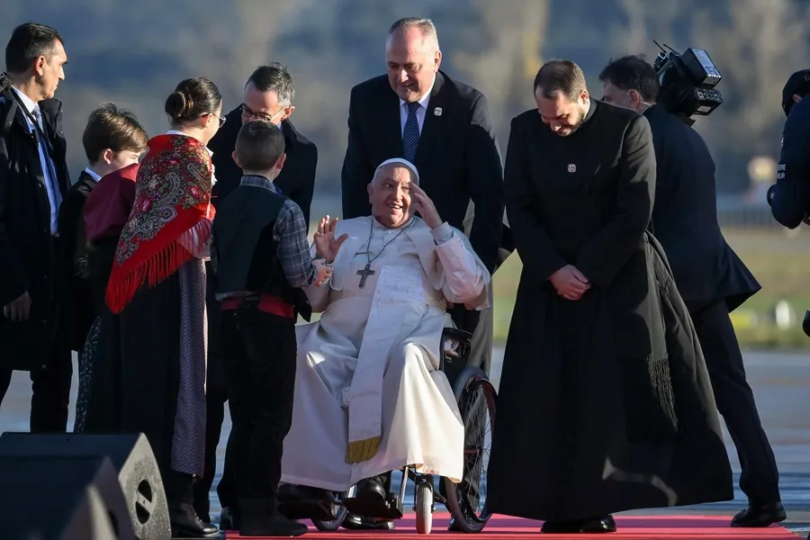 El papa Francisco pide desde Córcega una sana laicidad sin prejuicios ni oposiciones