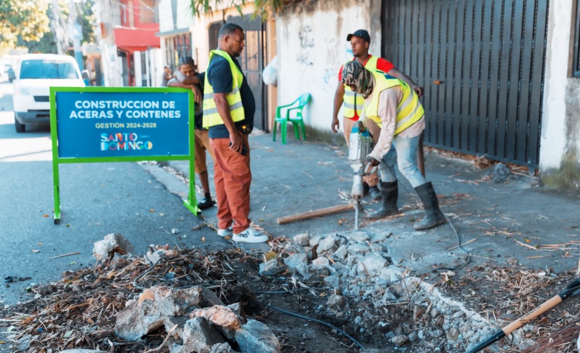 ADN construye aceras en Villa Consuelo; construcciones se extenderán por 21 sectores