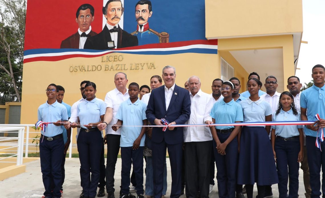 Abinader inaugura un liceo en Pantoja y un INAIPI en Manoguayabo