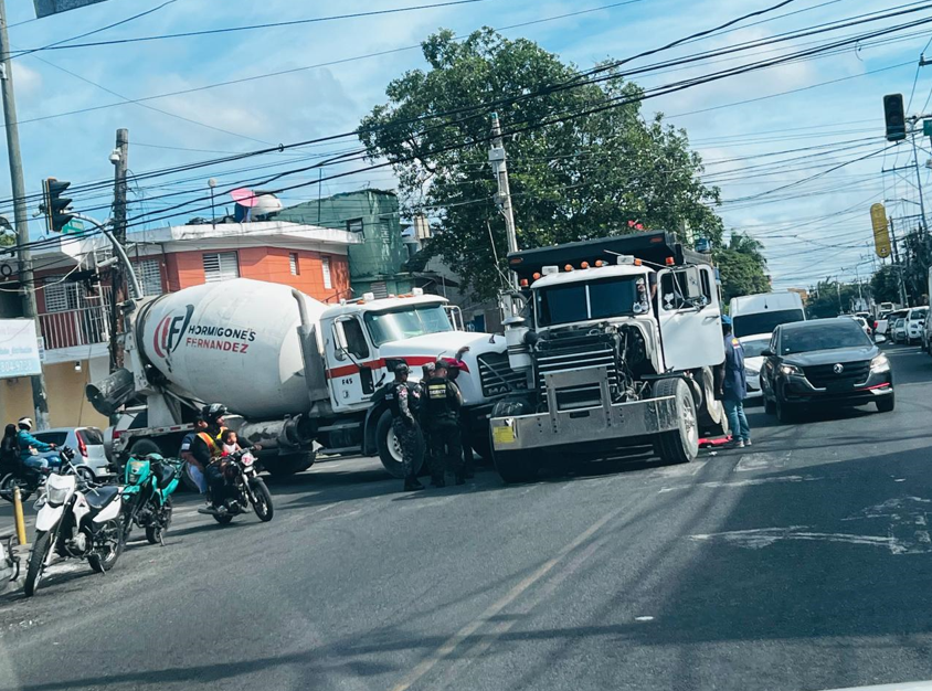 Alertan sobre los peligros del ‘cruce de la muerte’ en el Ensanche Luperón