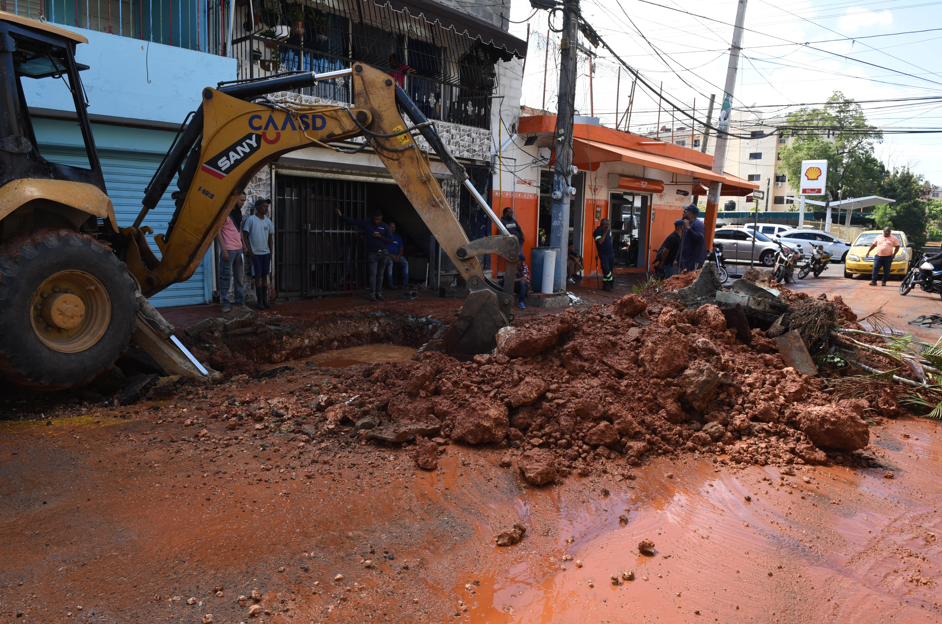 Brigadas de CAASD trabajando en tubería de Villa Consuelo.