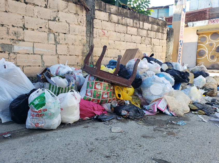 Denuncian cúmulo de basura, calles en mal estado y falta de iluminación en Cancino Adentro