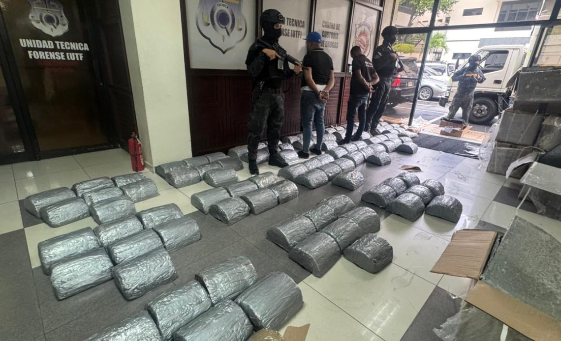 Agentes de la Dirección Nacional de Control de Drogas (DNCD) y miembros del Ministerio Público, apoyados por agencias de inteligencia del Estado, incautaron más de 300 libras presumiblemente marihuana, durante un operativo de interdicción conjunta realizado en el municipio Santo Domingo Oeste.