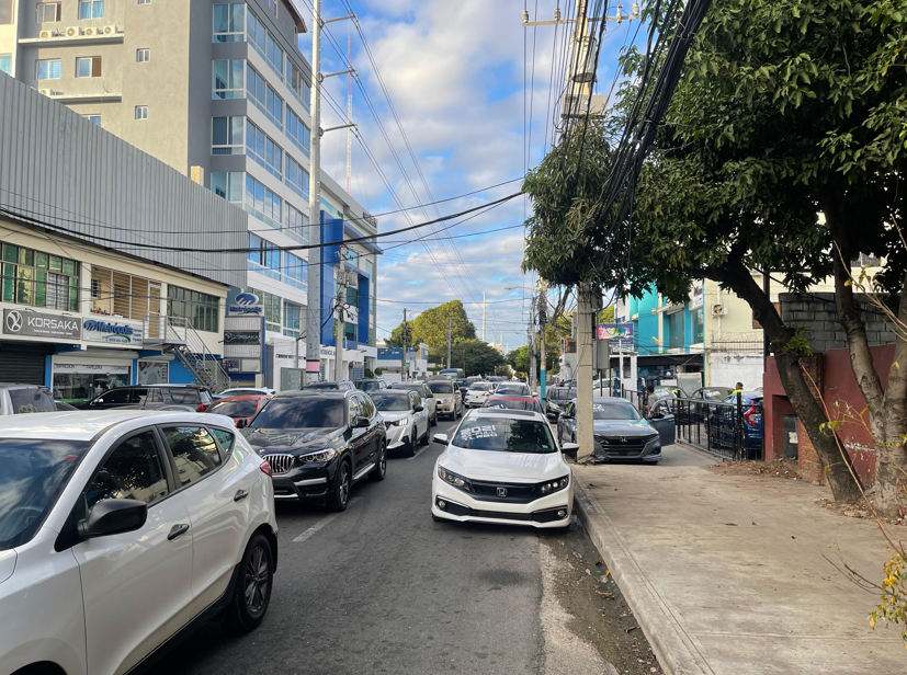 Dealers de la Zona Universitaria ocupa aceras y calles, obstaculizando el tránsito