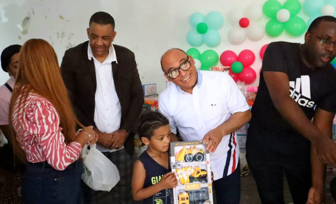 Santo Domingo, 6 de enero de 2025. – En una jornada llena de amor, solidaridad y compromiso, el presidente de la Comisión Presidencial de Apoyo al Desarrollo Barrial (CPADB), Rolfi Rojas, junto a los vicepresidentes de esa entidad y presidentes de juntas de vecinos, así como un equipo de colaboradores, llevaron alegría, esperanza y sonrisas a cientos de niños de diferentes sectores del Gran Santo Domingo y otras provincias del país, con su emblemática Ruta de Reyes.