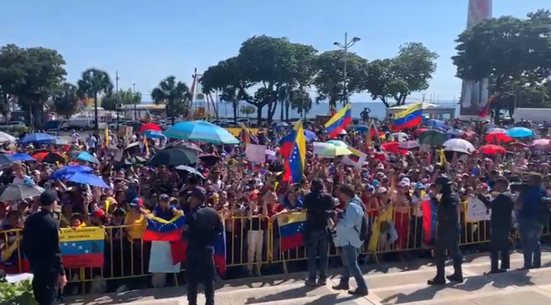 Masivo encuentro de González con venezolanos y dominicanos en parque Eugenio María de Hostos