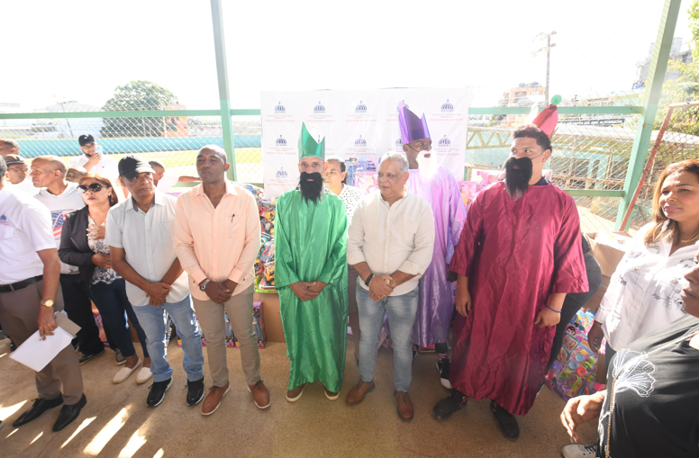 Instituto de Auxilios entrega juguetes a niños de Herrera por el Día de Reyes