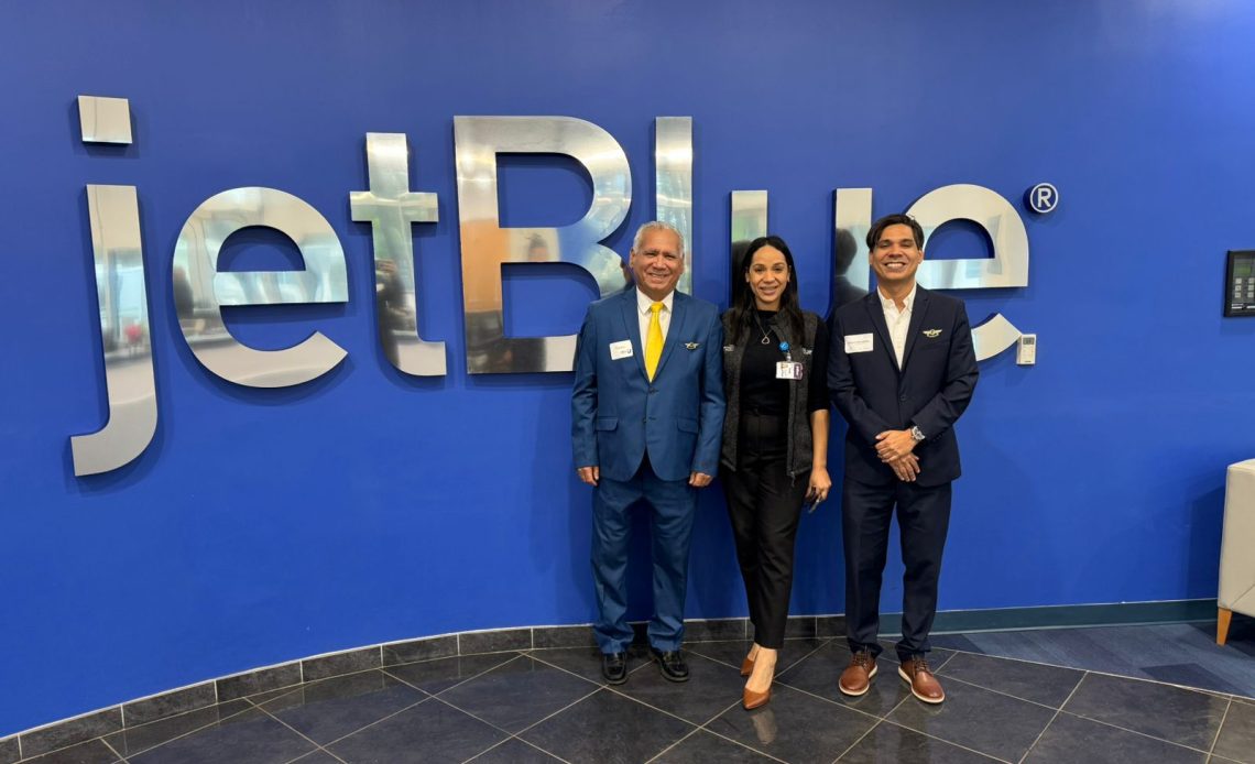 Tripulantes VIP visita centros de entrenamiento de Spirit y JetBlue