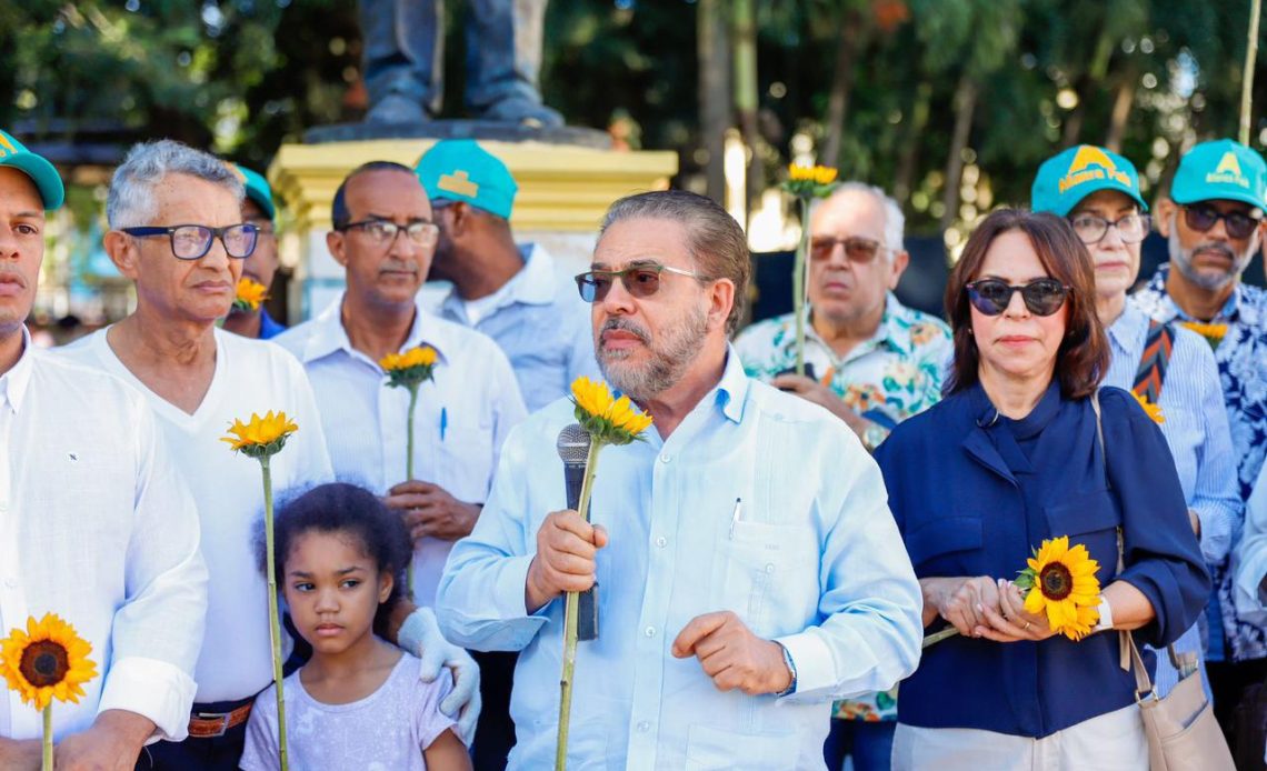 Alianza País honra la memoria de Juan Pablo Duarte frente al Monumento de Santiago