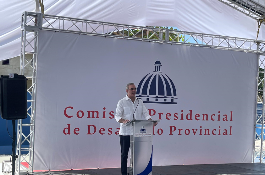 Presidente Abinader anuncia plan nacional para techar canchas de escuelas públicas