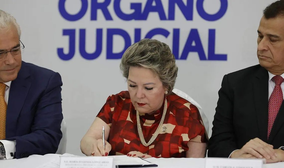 María Eugenia López Arias en firma