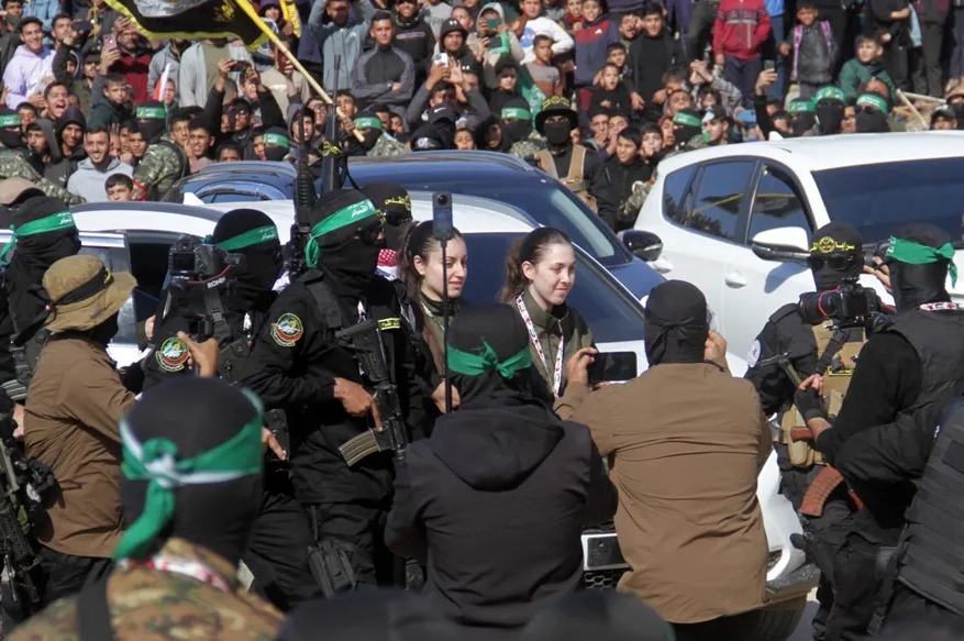 Cuatro mujeres israelíes son liberadas en canje por 200 presos palestinos