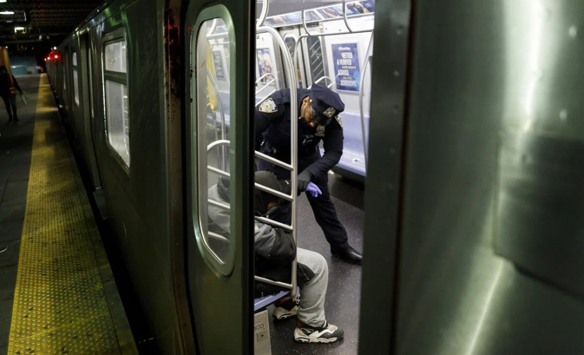 Policía de Nueva York en el tren