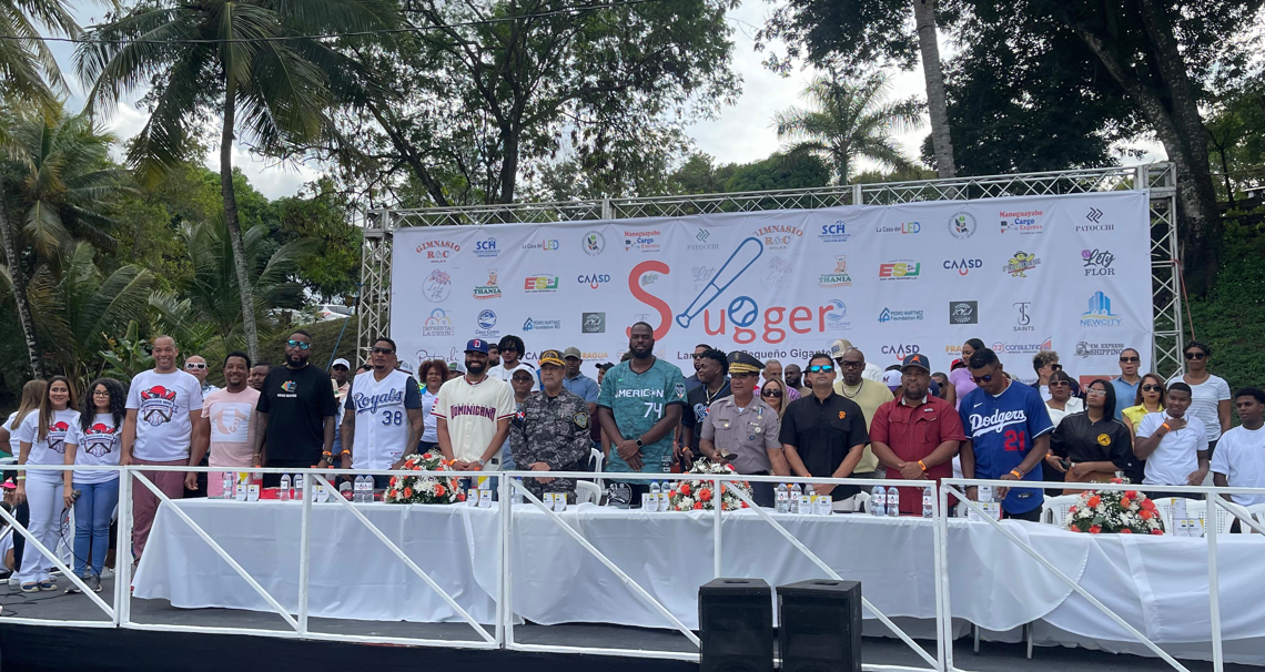 Estrellas del deporte instruyen a niños en Clínica Deportiva "Slugger 2025"