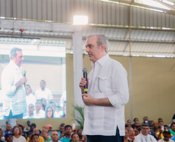 Presidente Abinader anuncia asfaltado de calles del batey Bienvenido