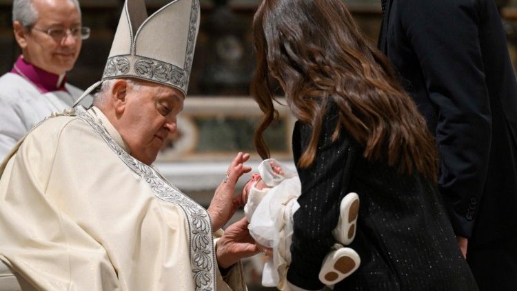 21 bebés fueron bautizados por el papa en la ceremonia anual de la Capilla Sixtina