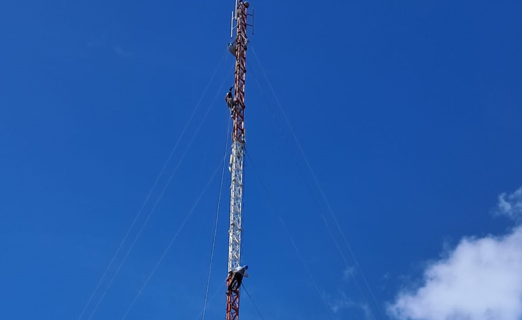 Tras denuncia de N Digital, personal del 9-1-1 está desmontando antena en escuela de SDO