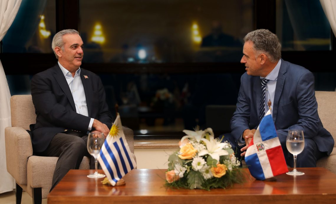 Abinader en reunión con el presidente electo de Uruguay